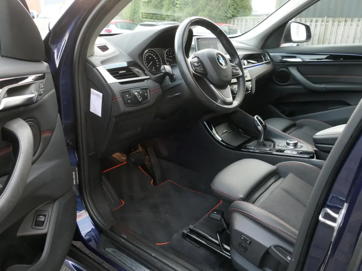 sDrive18i High Executive | Orange edition | Trekhaak | Achteruitrijcamera | Sport stoelen | LED | Elektrische achterklep | Stoelverwarming | Climate Control