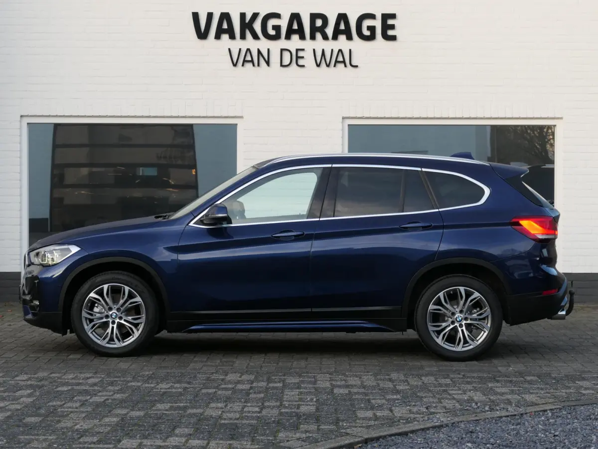 sDrive18i High Executive | Orange edition | Trekhaak | Achteruitrijcamera | Sport stoelen | LED | Elektrische achterklep | Stoelverwarming | Climate Control