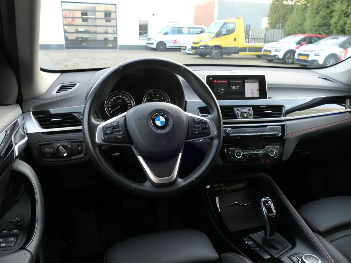 sDrive18i High Executive | Orange edition | Trekhaak | Achteruitrijcamera | Sport stoelen | LED | Elektrische achterklep | Stoelverwarming | Climate Control