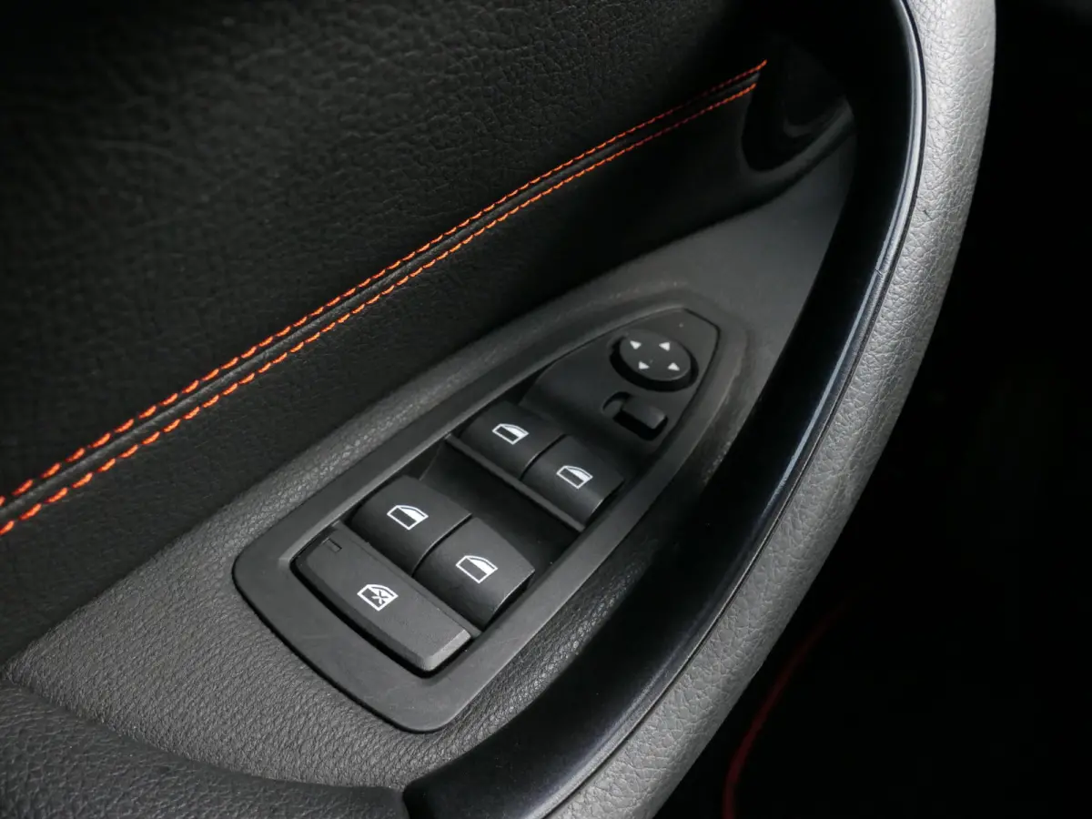 sDrive18i High Executive | Orange edition | Trekhaak | Achteruitrijcamera | Sport stoelen | LED | Elektrische achterklep | Stoelverwarming | Climate Control