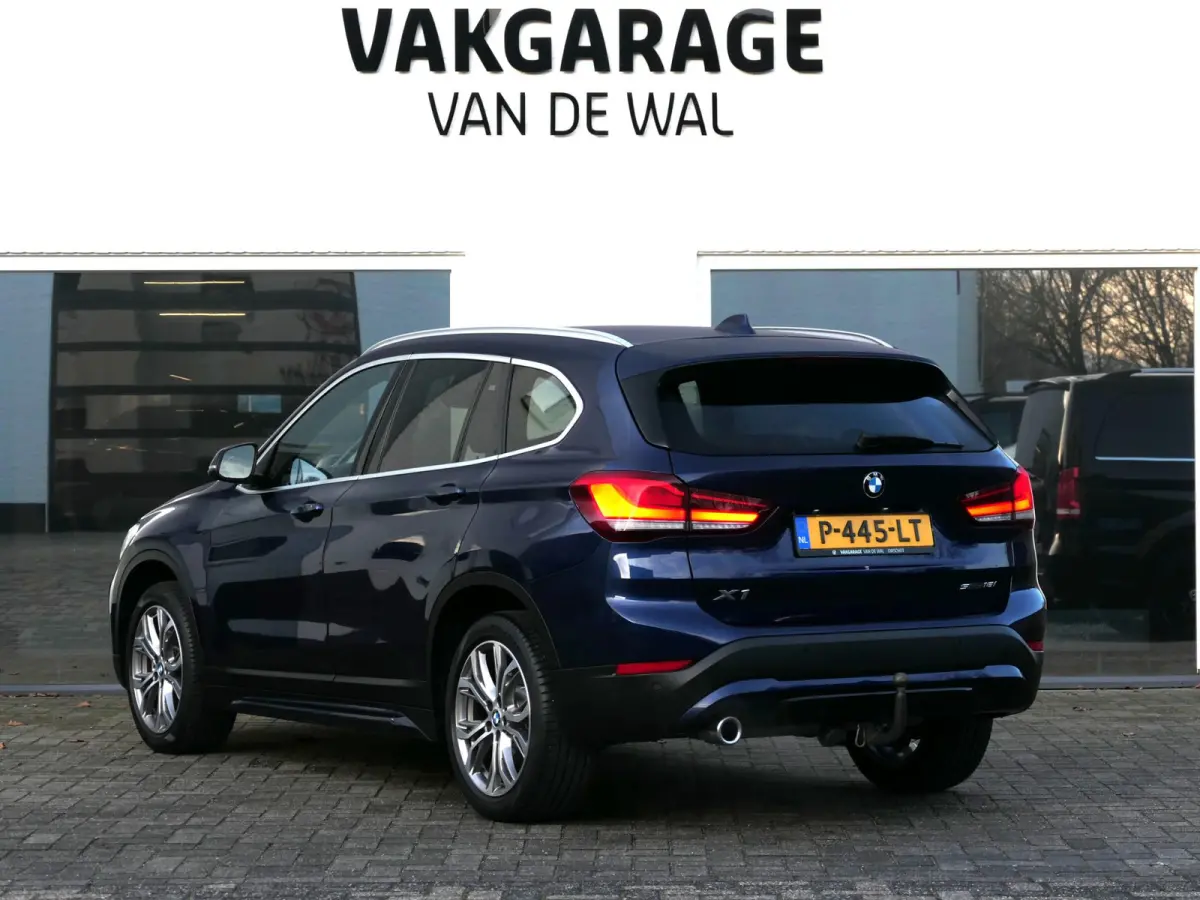 sDrive18i High Executive | Orange edition | Trekhaak | Achteruitrijcamera | Sport stoelen | LED | Elektrische achterklep | Stoelverwarming | Climate Control