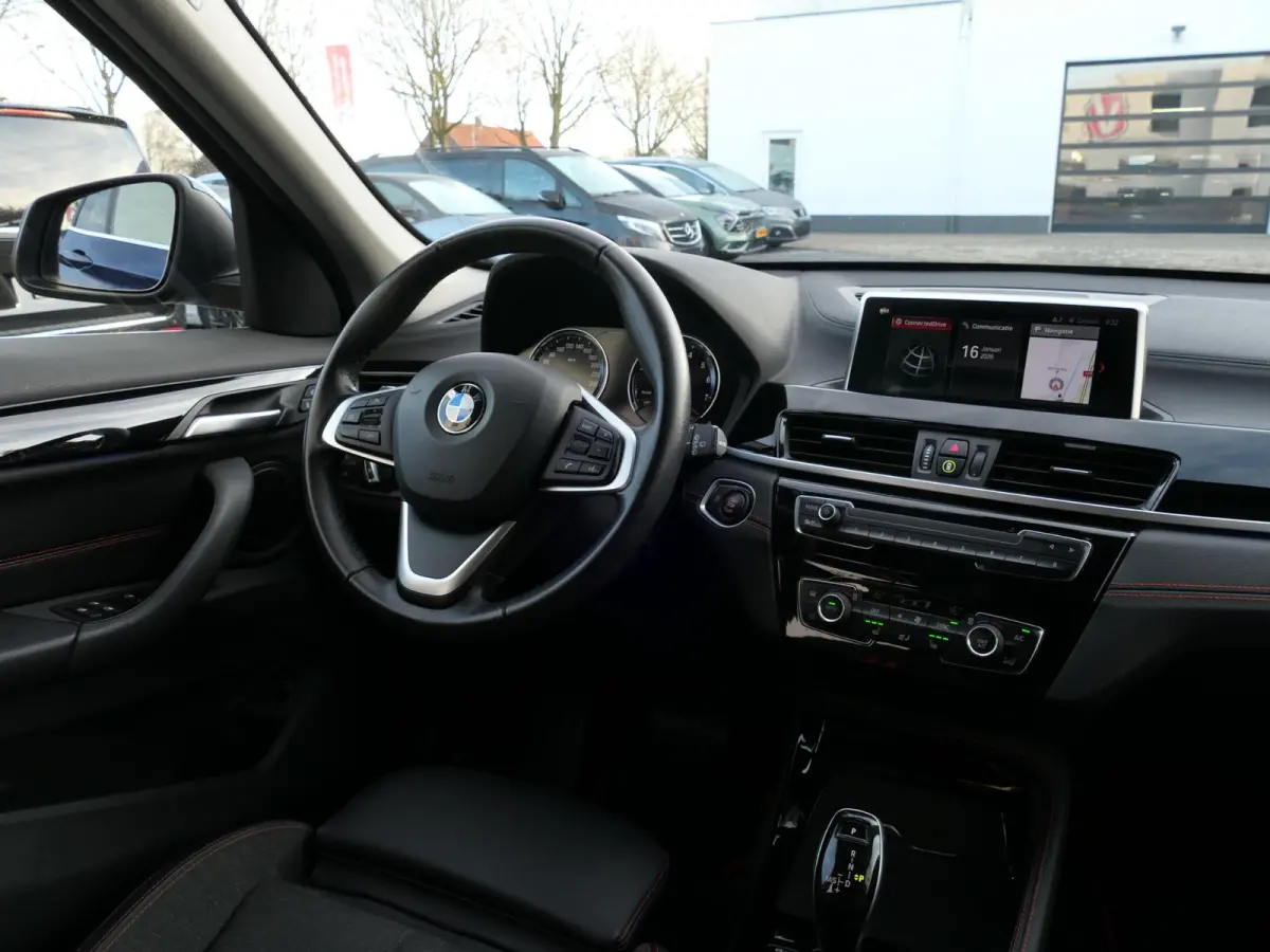 sDrive18i High Executive | Orange edition | Trekhaak | Achteruitrijcamera | Sport stoelen | LED | Elektrische achterklep | Stoelverwarming | Climate Control