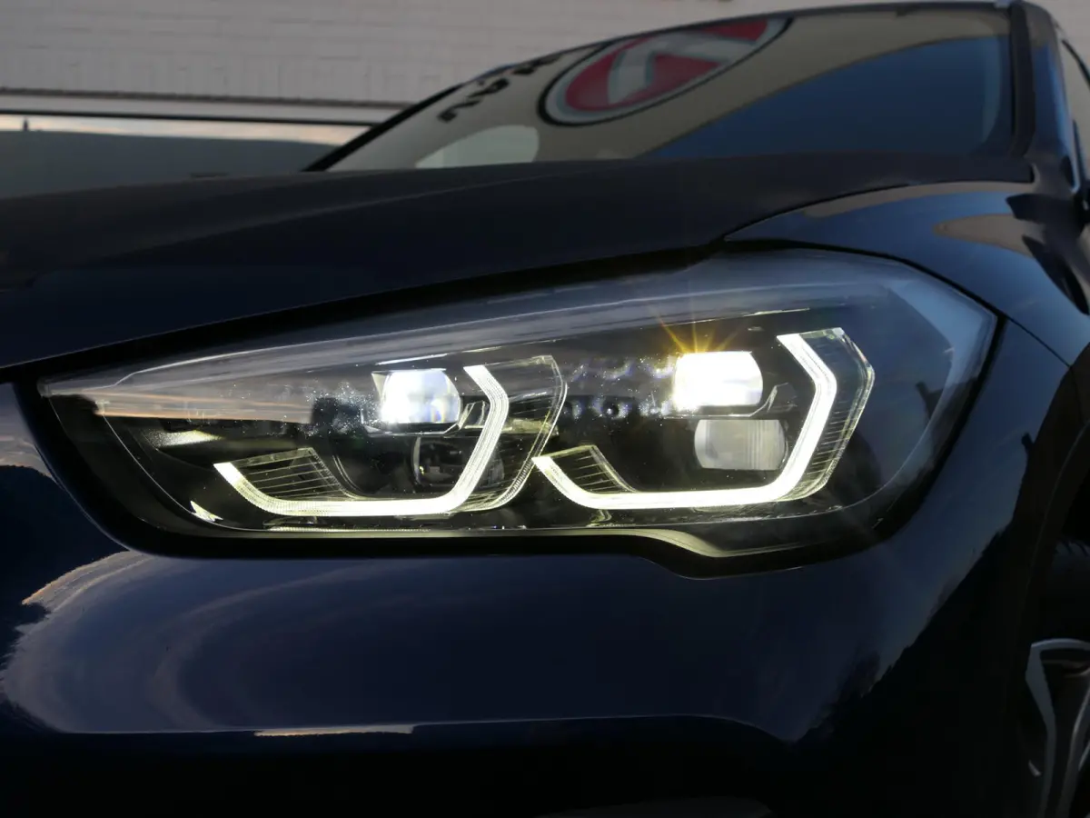 sDrive18i High Executive | Orange edition | Trekhaak | Achteruitrijcamera | Sport stoelen | LED | Elektrische achterklep | Stoelverwarming | Climate Control