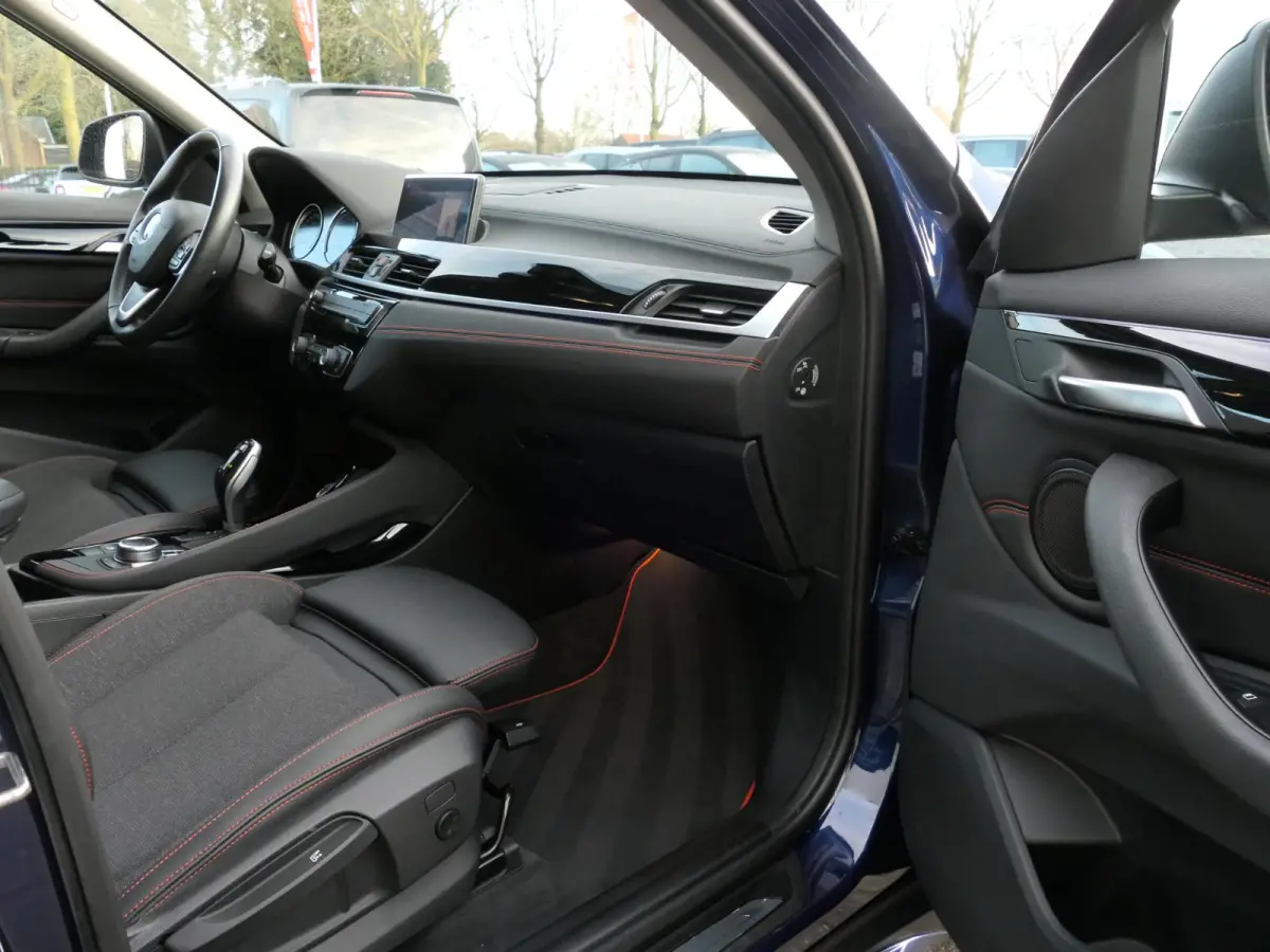 sDrive18i High Executive | Orange edition | Trekhaak | Achteruitrijcamera | Sport stoelen | LED | Elektrische achterklep | Stoelverwarming | Climate Control