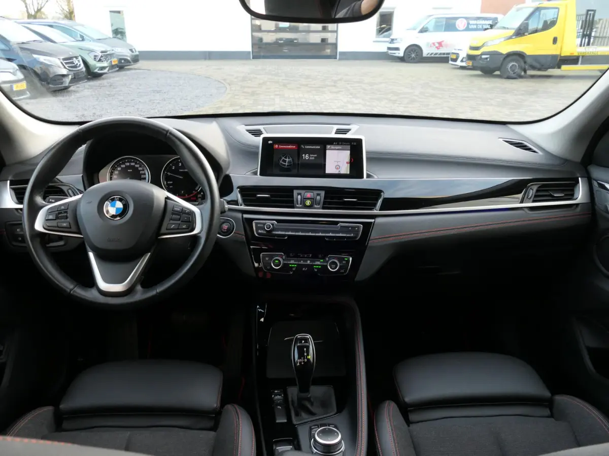 sDrive18i High Executive | Orange edition | Trekhaak | Achteruitrijcamera | Sport stoelen | LED | Elektrische achterklep | Stoelverwarming | Climate Control