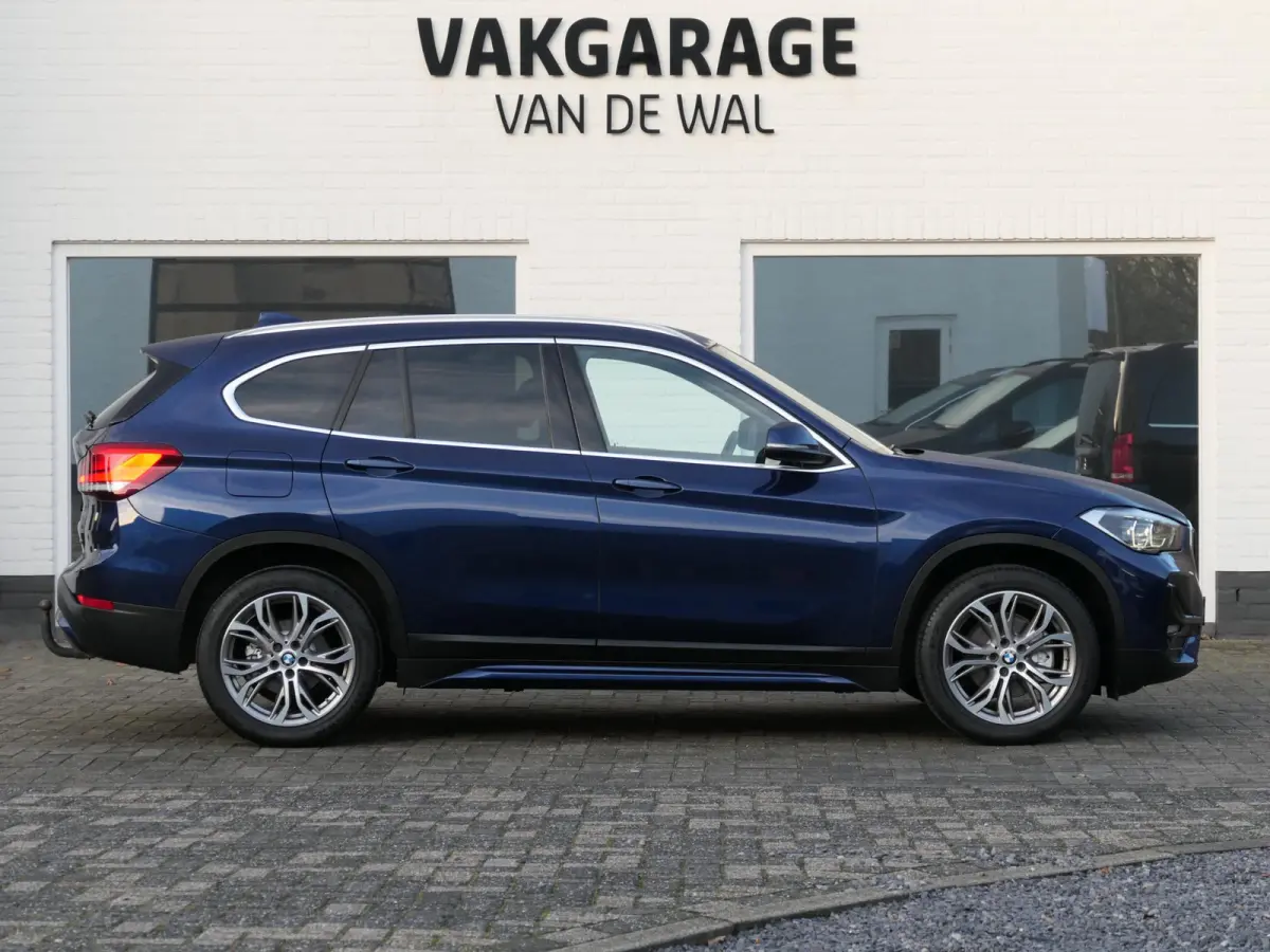 sDrive18i High Executive | Orange edition | Trekhaak | Achteruitrijcamera | Sport stoelen | LED | Elektrische achterklep | Stoelverwarming | Climate Control