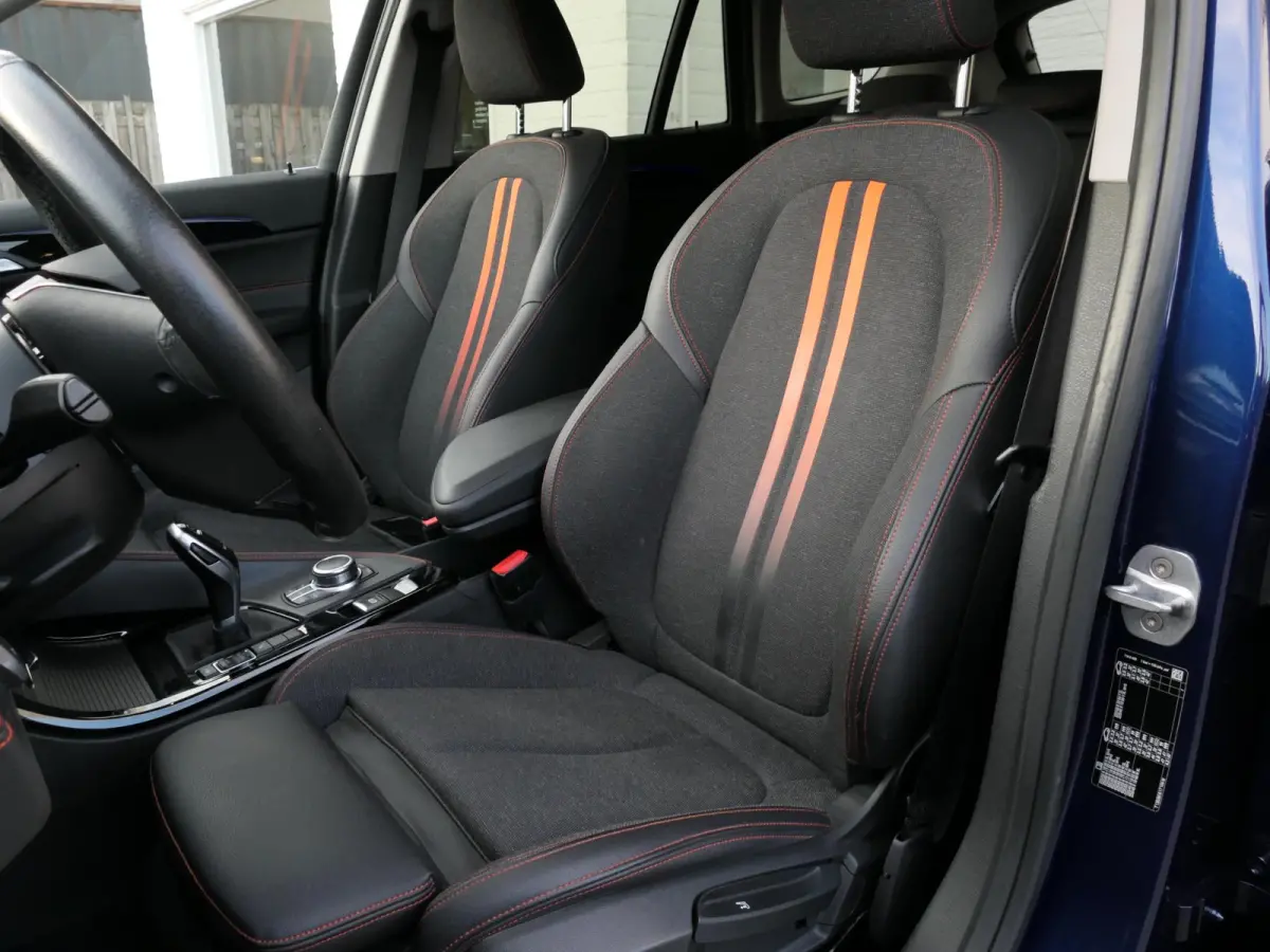 sDrive18i High Executive | Orange edition | Trekhaak | Achteruitrijcamera | Sport stoelen | LED | Elektrische achterklep | Stoelverwarming | Climate Control
