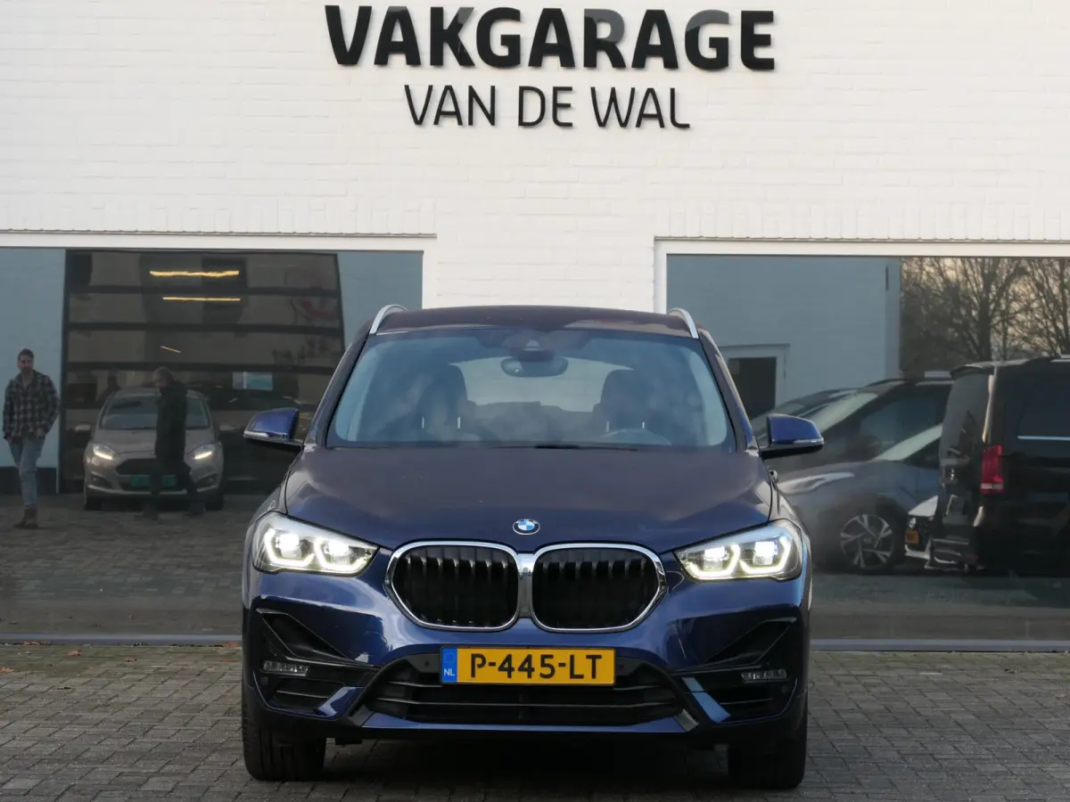 sDrive18i High Executive | Orange edition | Trekhaak | Achteruitrijcamera | Sport stoelen | LED | Elektrische achterklep | Stoelverwarming | Climate Control