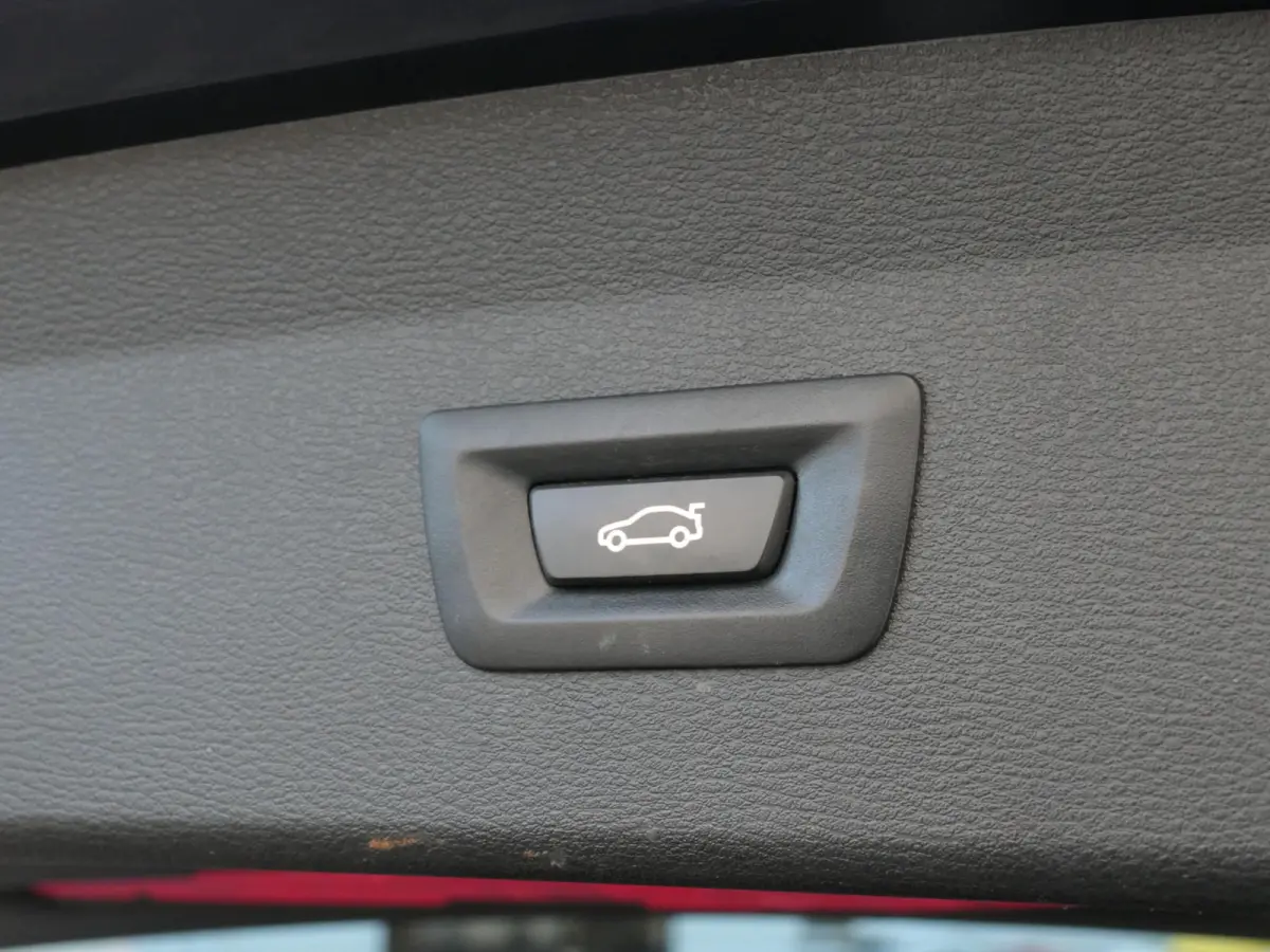 sDrive18i High Executive | Orange edition | Trekhaak | Achteruitrijcamera | Sport stoelen | LED | Elektrische achterklep | Stoelverwarming | Climate Control