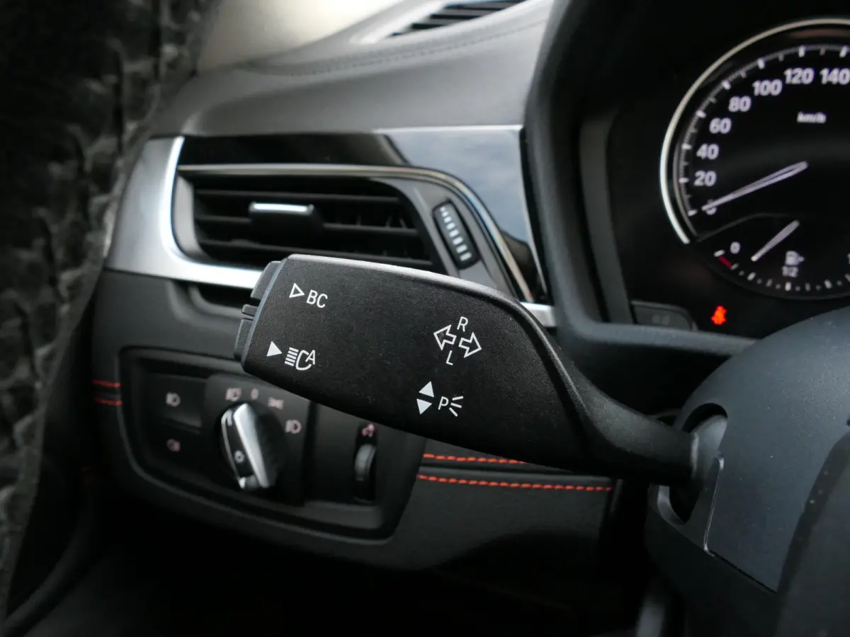 sDrive18i High Executive | Orange edition | Trekhaak | Achteruitrijcamera | Sport stoelen | LED | Elektrische achterklep | Stoelverwarming | Climate Control