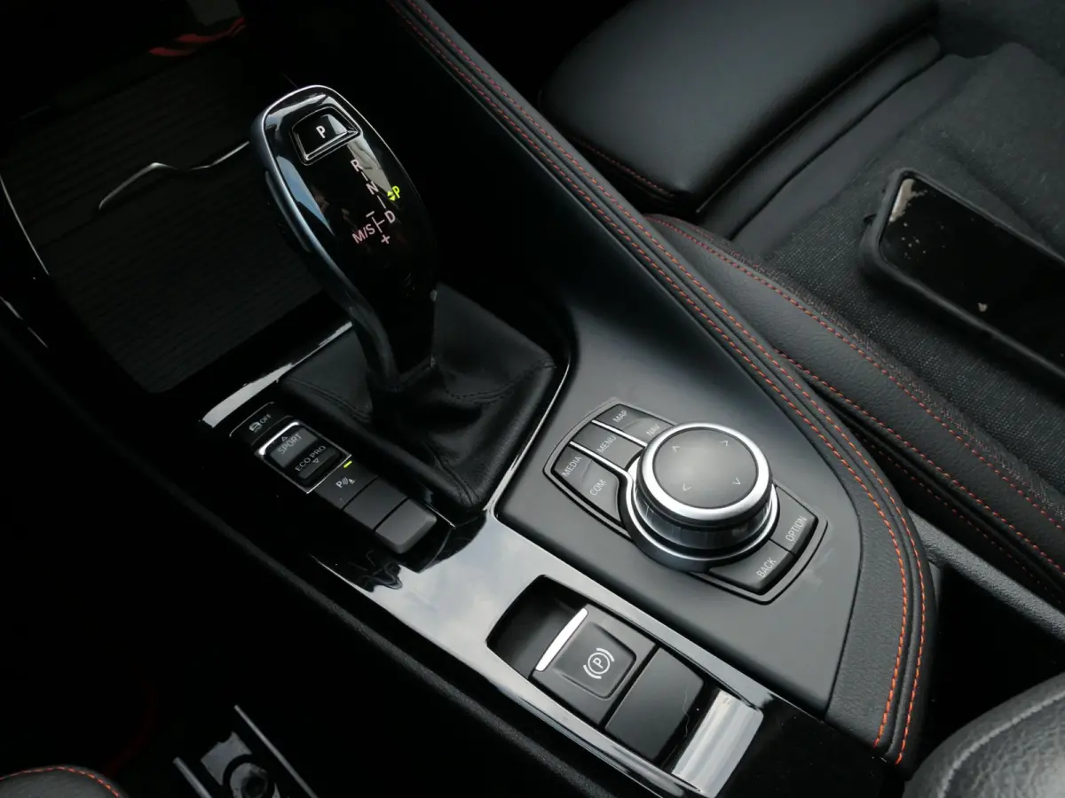 sDrive18i High Executive | Orange edition | Trekhaak | Achteruitrijcamera | Sport stoelen | LED | Elektrische achterklep | Stoelverwarming | Climate Control
