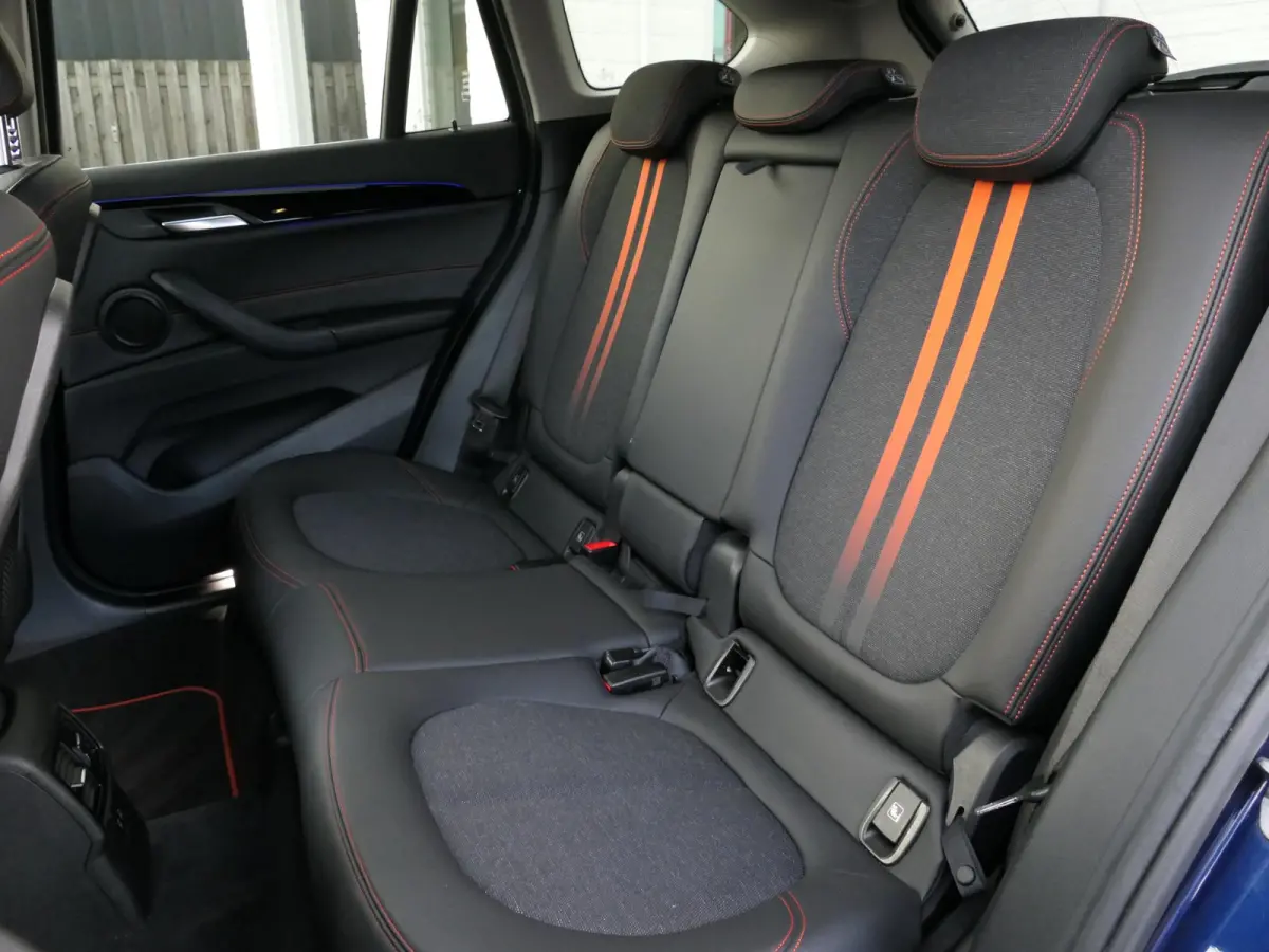 sDrive18i High Executive | Orange edition | Trekhaak | Achteruitrijcamera | Sport stoelen | LED | Elektrische achterklep | Stoelverwarming | Climate Control