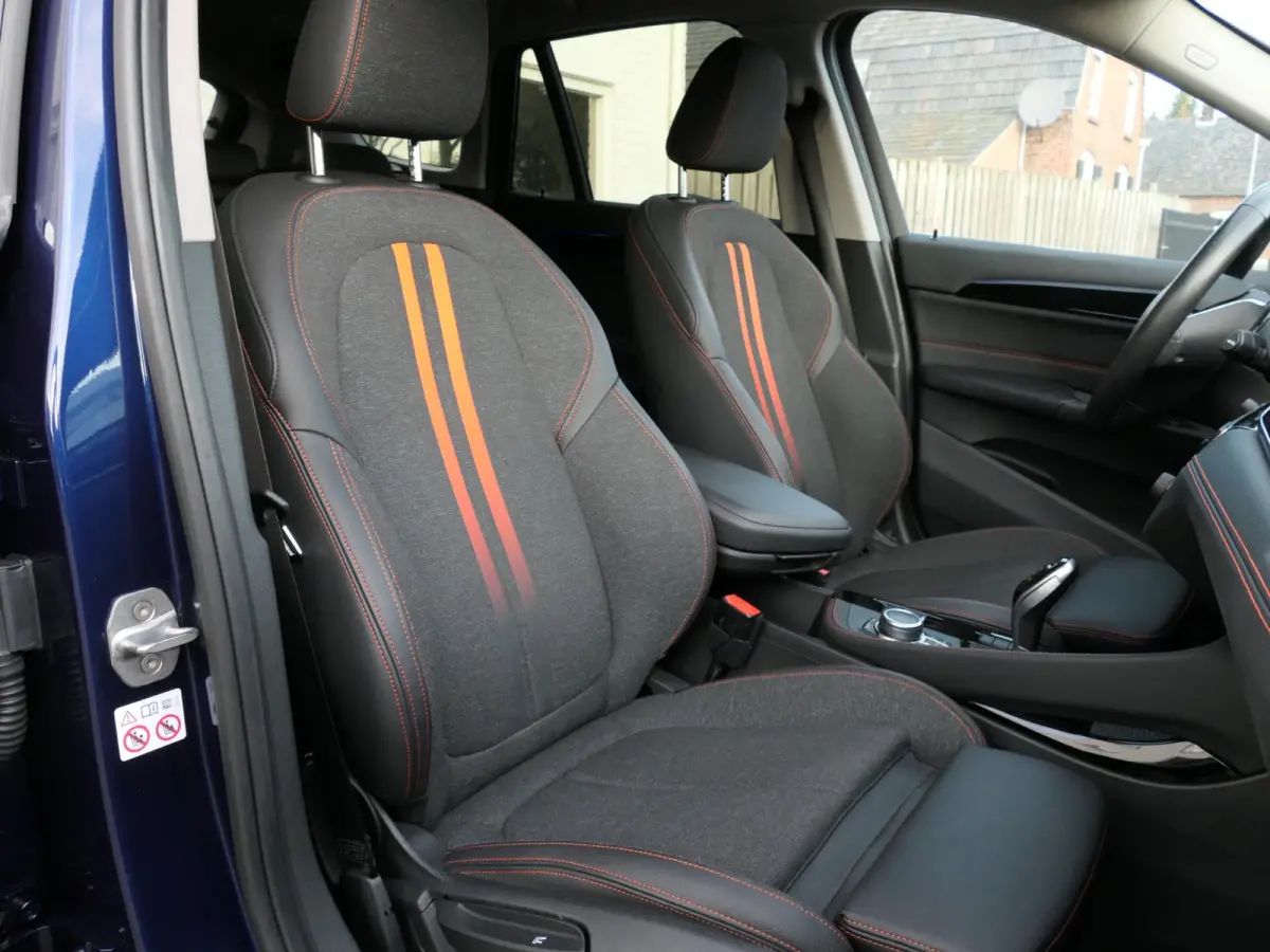 sDrive18i High Executive | Orange edition | Trekhaak | Achteruitrijcamera | Sport stoelen | LED | Elektrische achterklep | Stoelverwarming | Climate Control