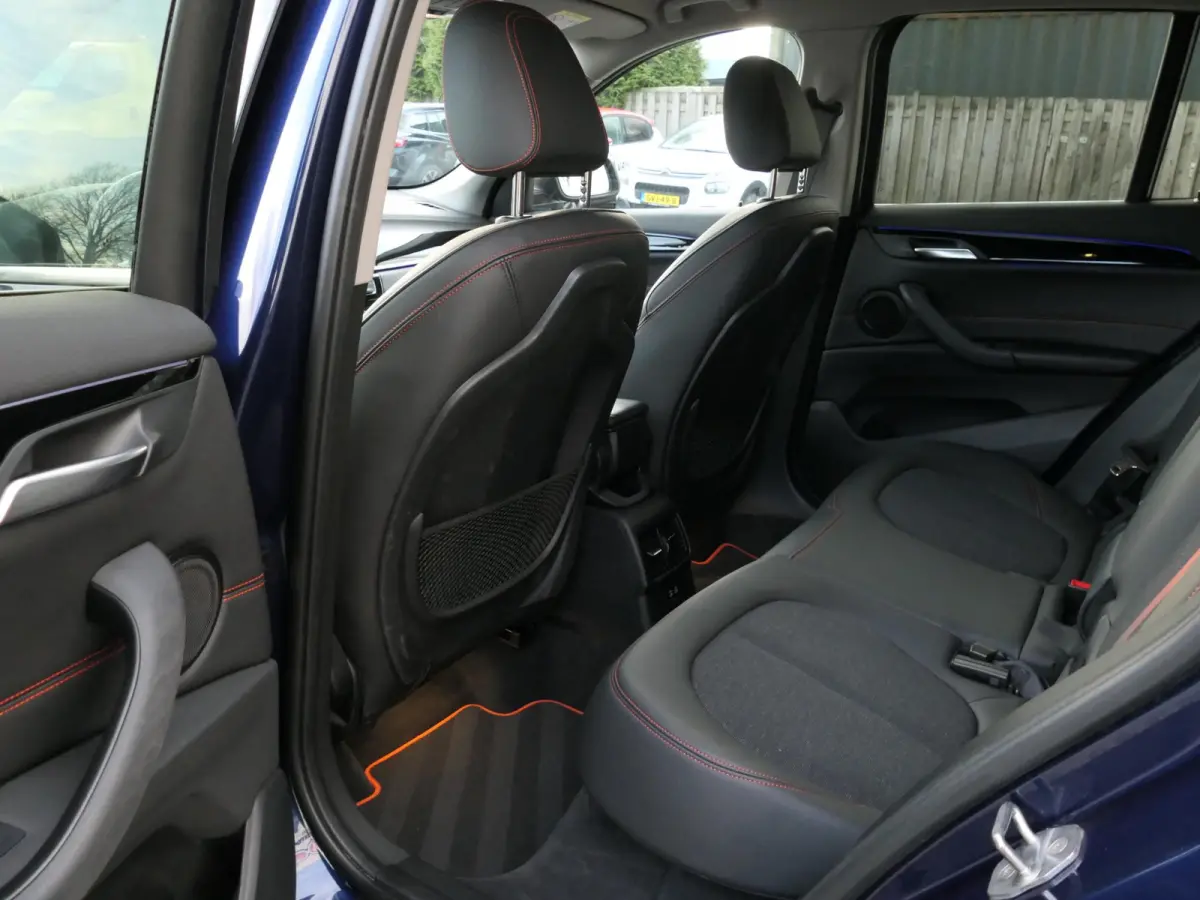 sDrive18i High Executive | Orange edition | Trekhaak | Achteruitrijcamera | Sport stoelen | LED | Elektrische achterklep | Stoelverwarming | Climate Control