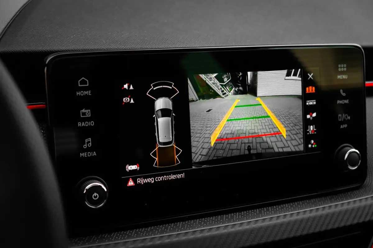 Monte Carlo | Achteruitrijcamera | Buitenspiegels elektrisch inklapbaar en zelfdimmend | Cruise control met speedlimiter