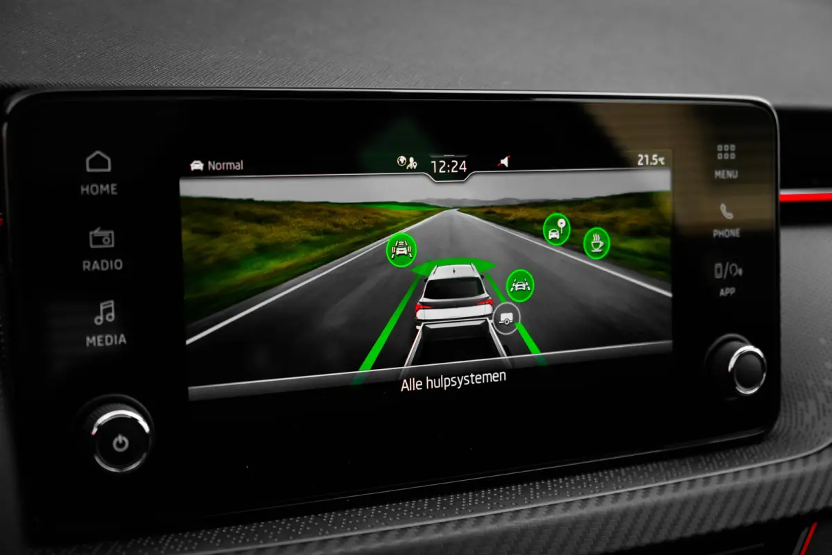 Monte Carlo | Achteruitrijcamera | Buitenspiegels elektrisch inklapbaar en zelfdimmend | Cruise control met speedlimiter