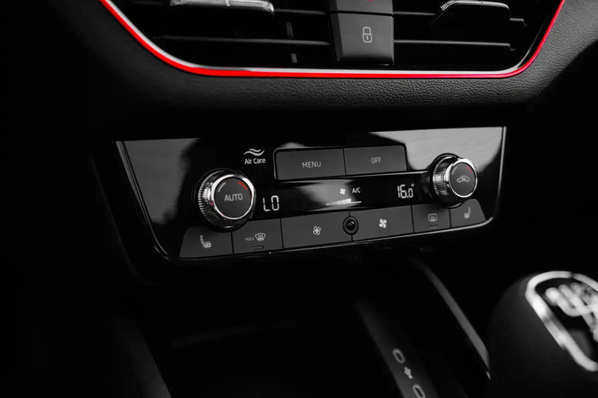 Monte Carlo | Achteruitrijcamera | Buitenspiegels elektrisch inklapbaar en zelfdimmend | Cruise control met speedlimiter