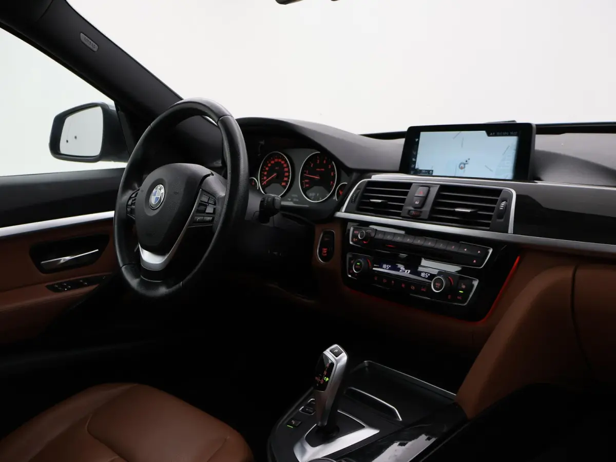 320i 184 PK + PANORAMA | LEDER | NAVI PRO | LED | STOELVERWARMING