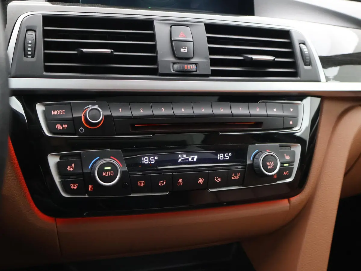 320i 184 PK + PANORAMA | LEDER | NAVI PRO | LED | STOELVERWARMING