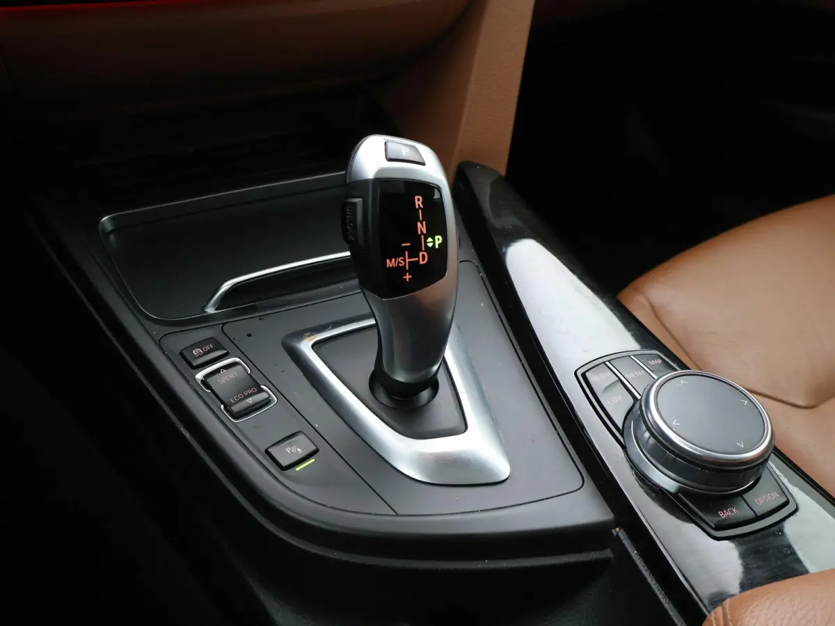 320i 184 PK + PANORAMA | LEDER | NAVI PRO | LED | STOELVERWARMING