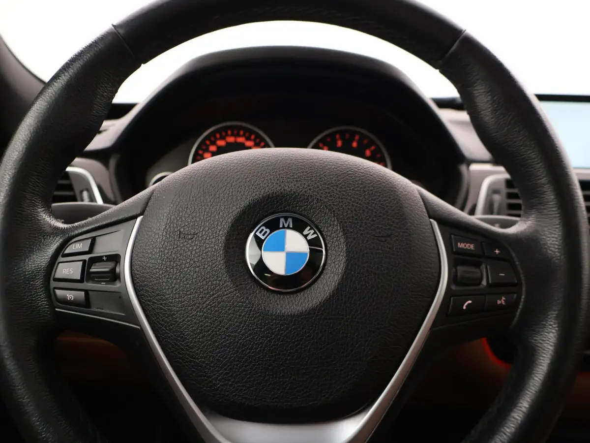 320i 184 PK + PANORAMA | LEDER | NAVI PRO | LED | STOELVERWARMING