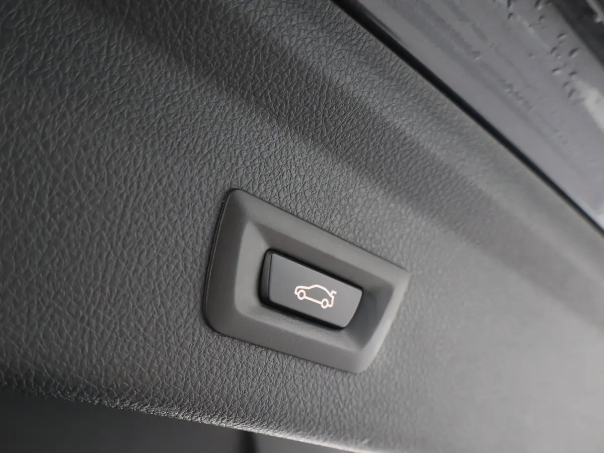 320i 184 PK + PANORAMA | LEDER | NAVI PRO | LED | STOELVERWARMING