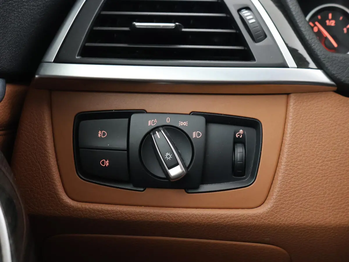 320i 184 PK + PANORAMA | LEDER | NAVI PRO | LED | STOELVERWARMING