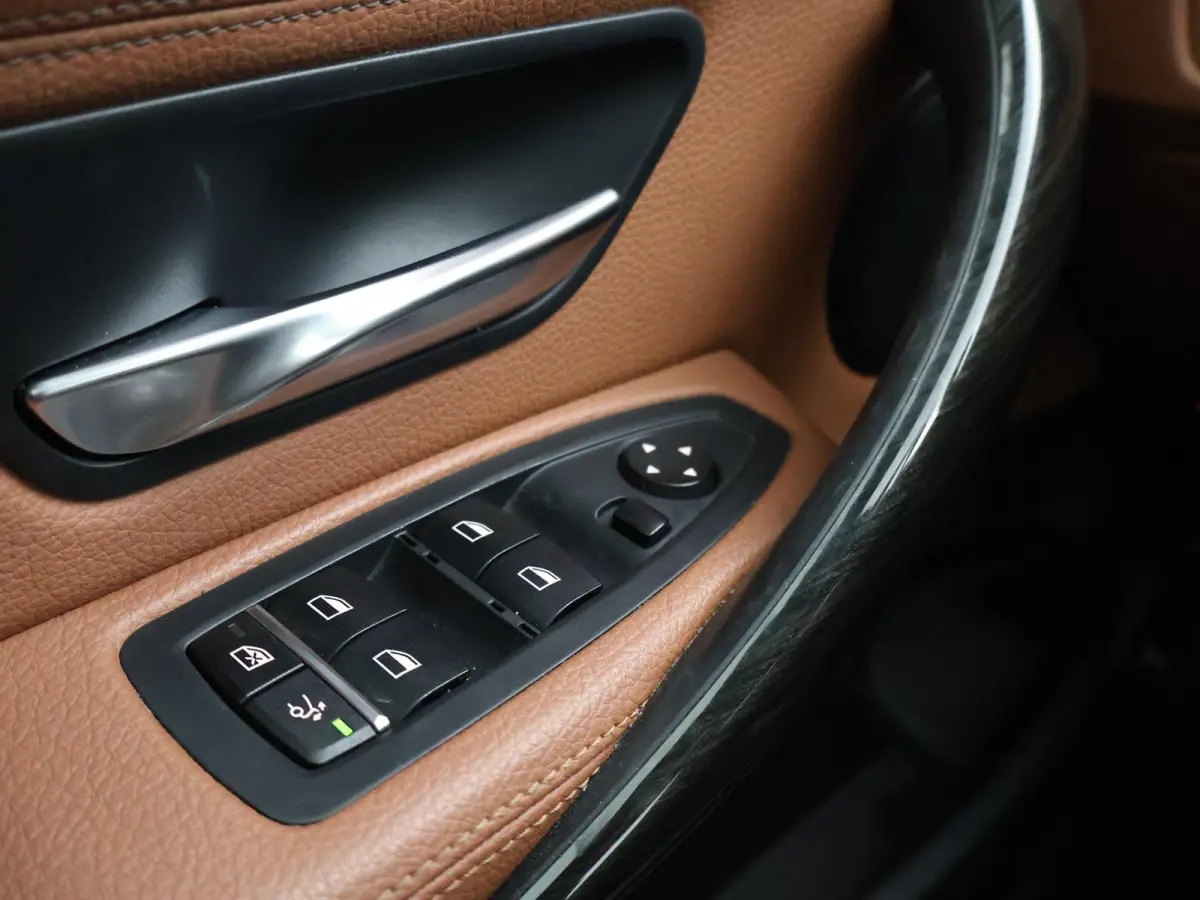 320i 184 PK + PANORAMA | LEDER | NAVI PRO | LED | STOELVERWARMING