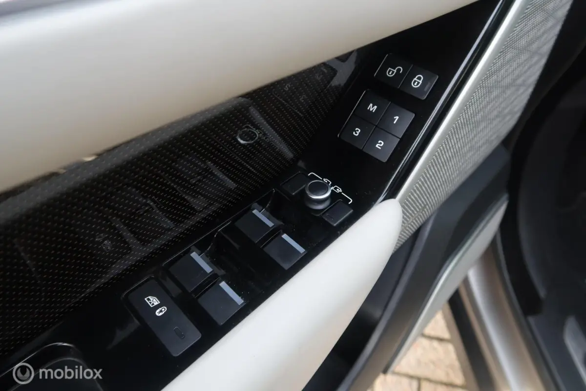 3.0 V6 AWD R-Dynamic HSE