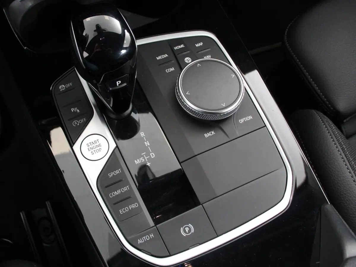 118i Automaat High Executive Navigatie Cruise Control Apple Carplay Android Auto Parkeersensoren Virtual Cockpit LED Verlichting Sfeerverlichting Getinte Ramen Climate Control