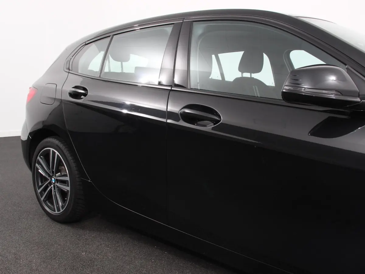 118i Automaat High Executive Navigatie Cruise Control Apple Carplay Android Auto Parkeersensoren Virtual Cockpit LED Verlichting Sfeerverlichting Getinte Ramen Climate Control