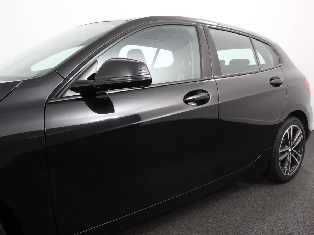 118i Automaat High Executive Navigatie Cruise Control Apple Carplay Android Auto Parkeersensoren Virtual Cockpit LED Verlichting Sfeerverlichting Getinte Ramen Climate Control