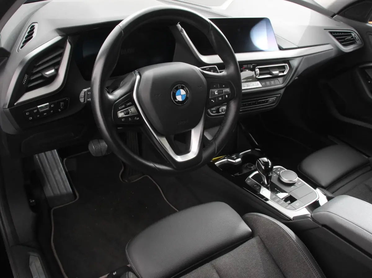 118i Automaat High Executive Navigatie Cruise Control Apple Carplay Android Auto Parkeersensoren Virtual Cockpit LED Verlichting Sfeerverlichting Getinte Ramen Climate Control