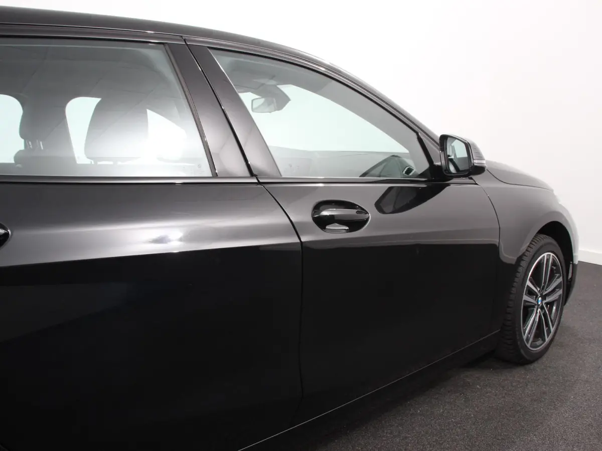 118i Automaat High Executive Navigatie Cruise Control Apple Carplay Android Auto Parkeersensoren Virtual Cockpit LED Verlichting Sfeerverlichting Getinte Ramen Climate Control