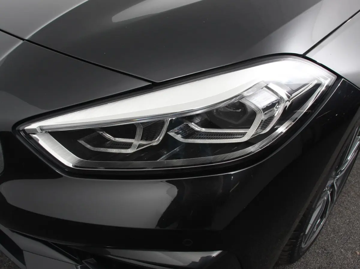 118i Automaat High Executive Navigatie Cruise Control Apple Carplay Android Auto Parkeersensoren Virtual Cockpit LED Verlichting Sfeerverlichting Getinte Ramen Climate Control