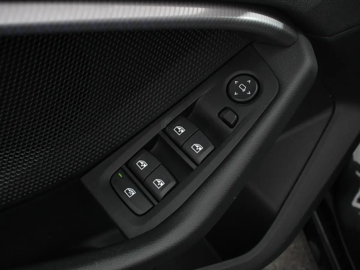 118i Automaat High Executive Navigatie Cruise Control Apple Carplay Android Auto Parkeersensoren Virtual Cockpit LED Verlichting Sfeerverlichting Getinte Ramen Climate Control