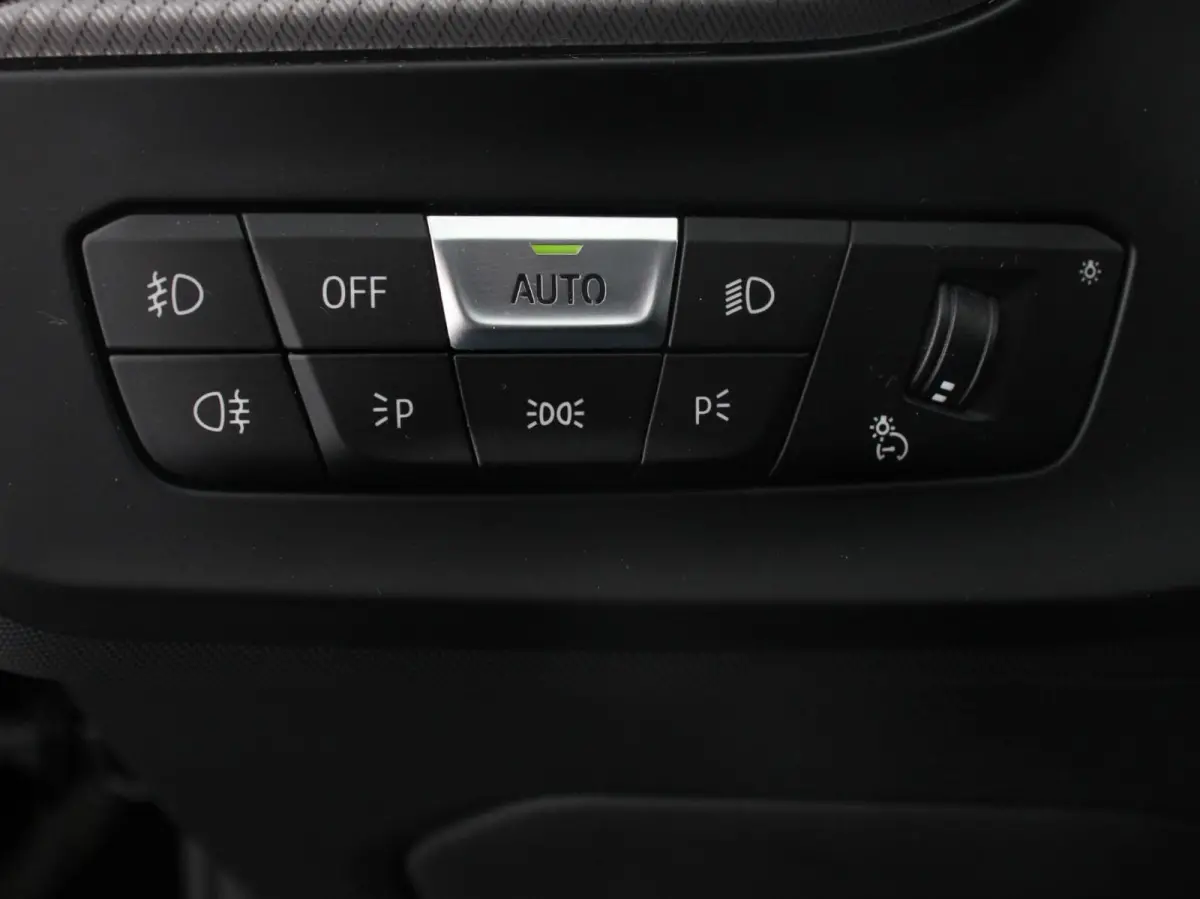 118i Automaat High Executive Navigatie Cruise Control Apple Carplay Android Auto Parkeersensoren Virtual Cockpit LED Verlichting Sfeerverlichting Getinte Ramen Climate Control