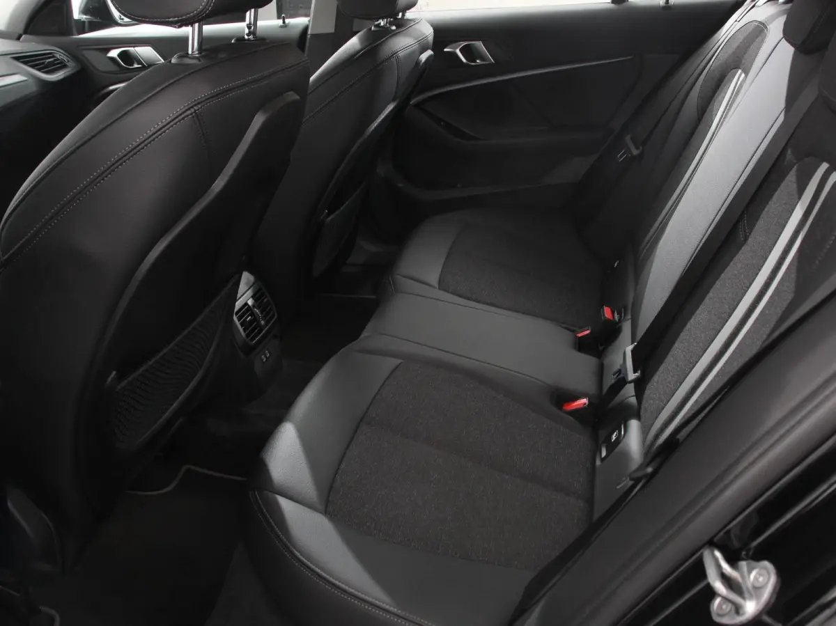 118i Automaat High Executive Navigatie Cruise Control Apple Carplay Android Auto Parkeersensoren Virtual Cockpit LED Verlichting Sfeerverlichting Getinte Ramen Climate Control