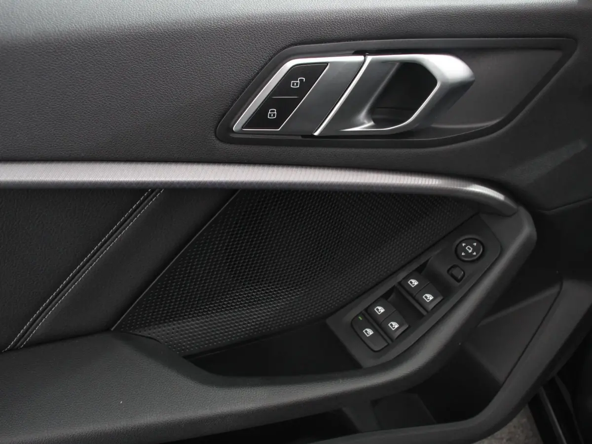118i Automaat High Executive Navigatie Cruise Control Apple Carplay Android Auto Parkeersensoren Virtual Cockpit LED Verlichting Sfeerverlichting Getinte Ramen Climate Control