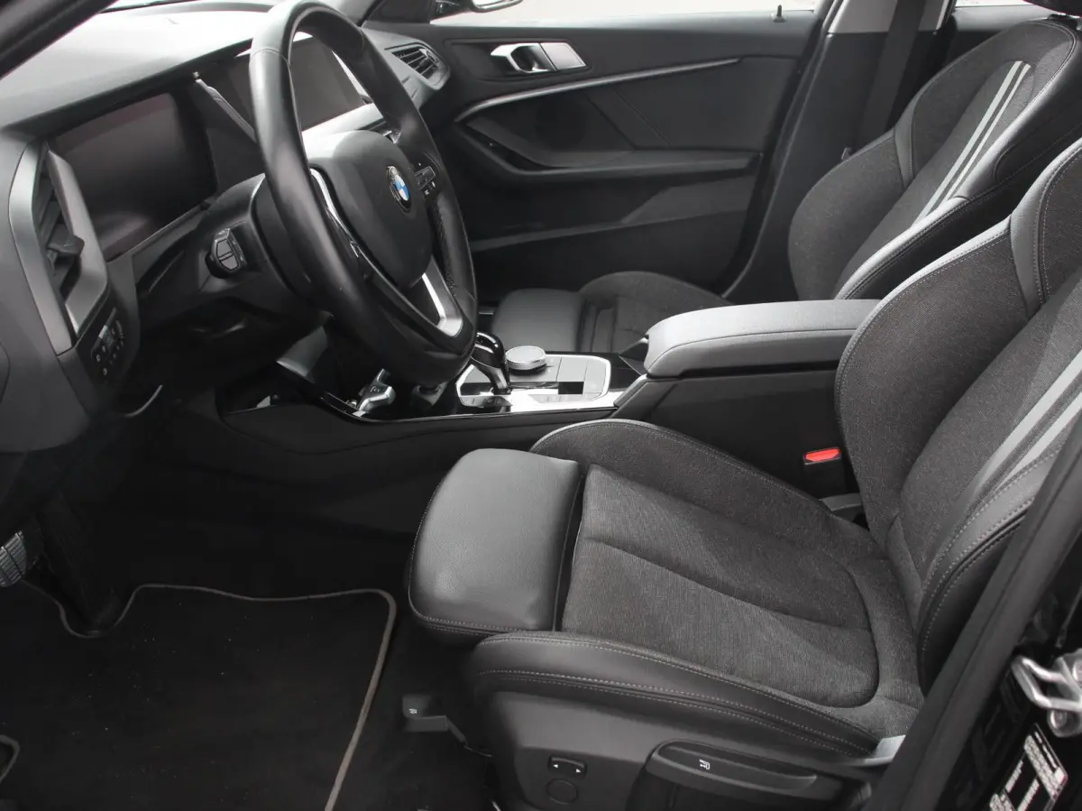 118i Automaat High Executive Navigatie Cruise Control Apple Carplay Android Auto Parkeersensoren Virtual Cockpit LED Verlichting Sfeerverlichting Getinte Ramen Climate Control