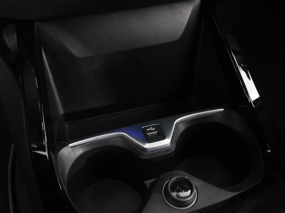 118i Automaat High Executive Navigatie Cruise Control Apple Carplay Android Auto Parkeersensoren Virtual Cockpit LED Verlichting Sfeerverlichting Getinte Ramen Climate Control