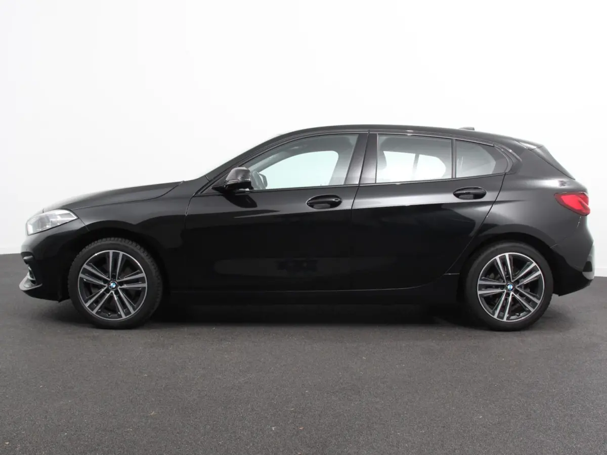 118i Automaat High Executive Navigatie Cruise Control Apple Carplay Android Auto Parkeersensoren Virtual Cockpit LED Verlichting Sfeerverlichting Getinte Ramen Climate Control