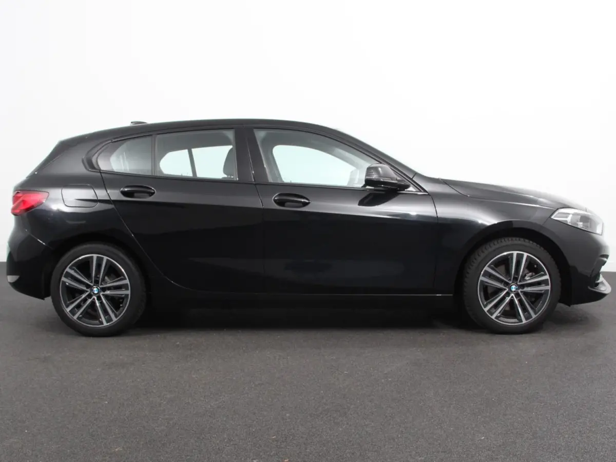 118i Automaat High Executive Navigatie Cruise Control Apple Carplay Android Auto Parkeersensoren Virtual Cockpit LED Verlichting Sfeerverlichting Getinte Ramen Climate Control