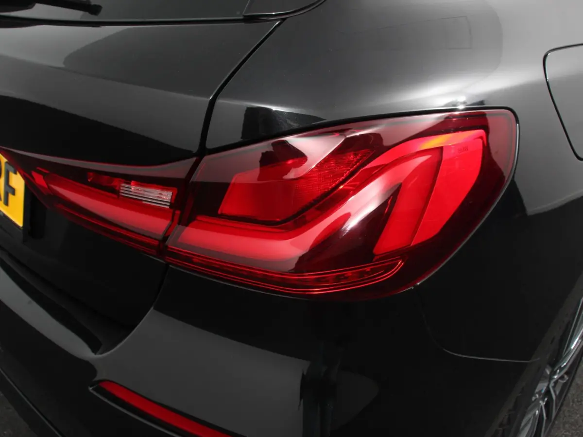 118i Automaat High Executive Navigatie Cruise Control Apple Carplay Android Auto Parkeersensoren Virtual Cockpit LED Verlichting Sfeerverlichting Getinte Ramen Climate Control