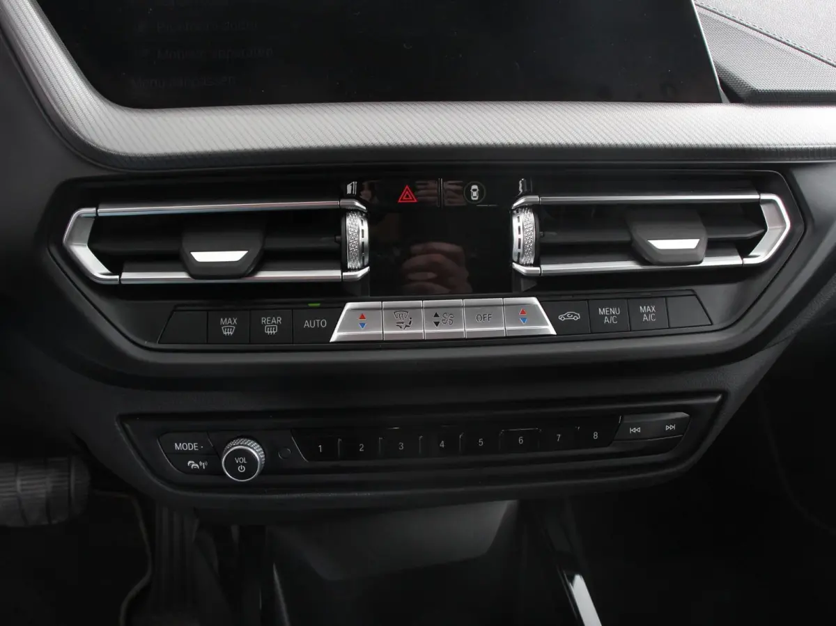 118i Automaat High Executive Navigatie Cruise Control Apple Carplay Android Auto Parkeersensoren Virtual Cockpit LED Verlichting Sfeerverlichting Getinte Ramen Climate Control