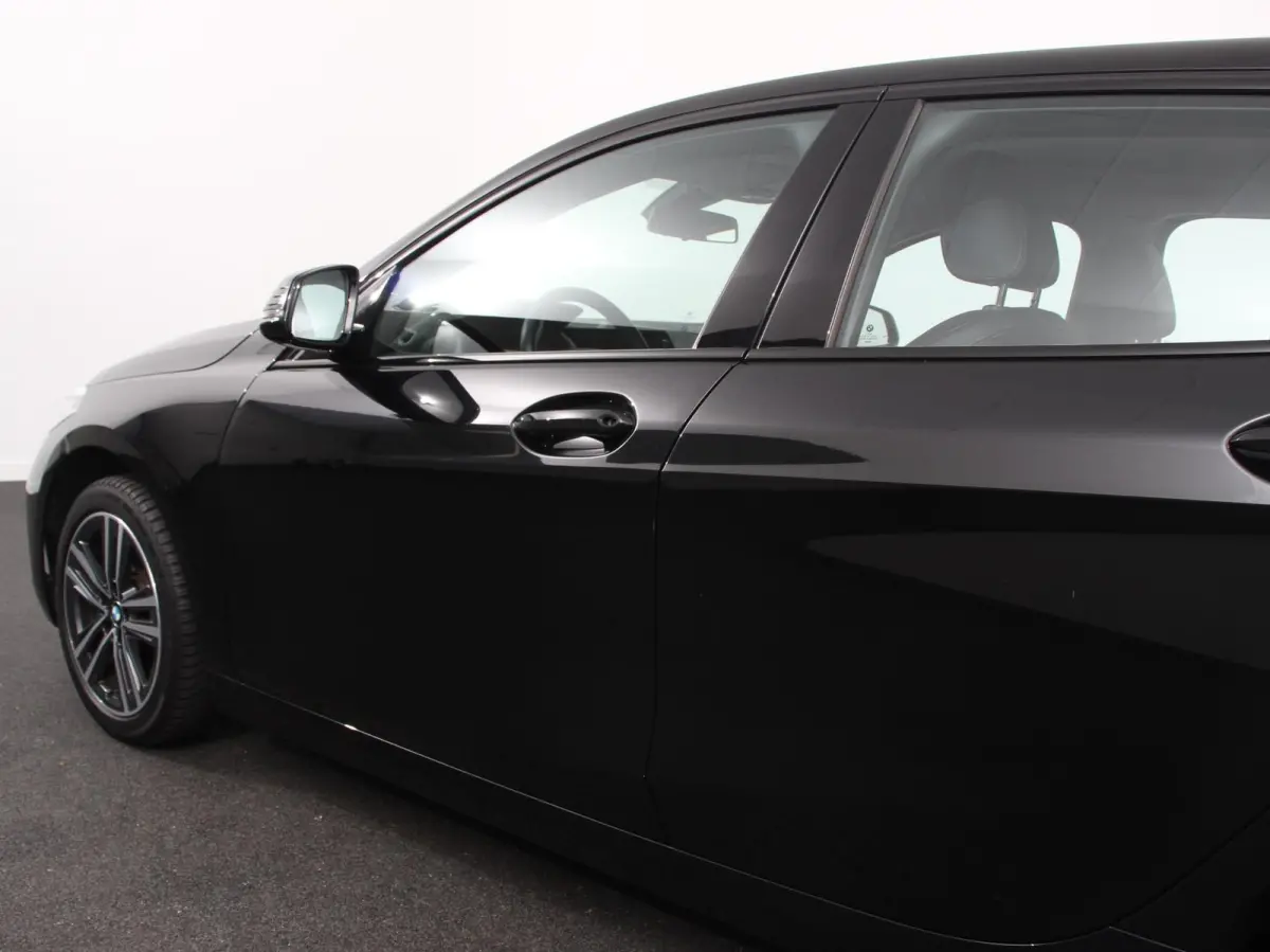 118i Automaat High Executive Navigatie Cruise Control Apple Carplay Android Auto Parkeersensoren Virtual Cockpit LED Verlichting Sfeerverlichting Getinte Ramen Climate Control