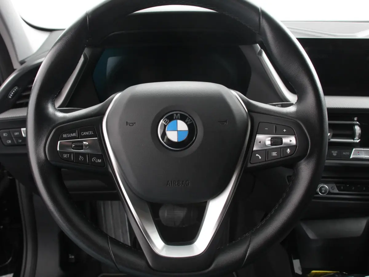 118i Automaat High Executive Navigatie Cruise Control Apple Carplay Android Auto Parkeersensoren Virtual Cockpit LED Verlichting Sfeerverlichting Getinte Ramen Climate Control