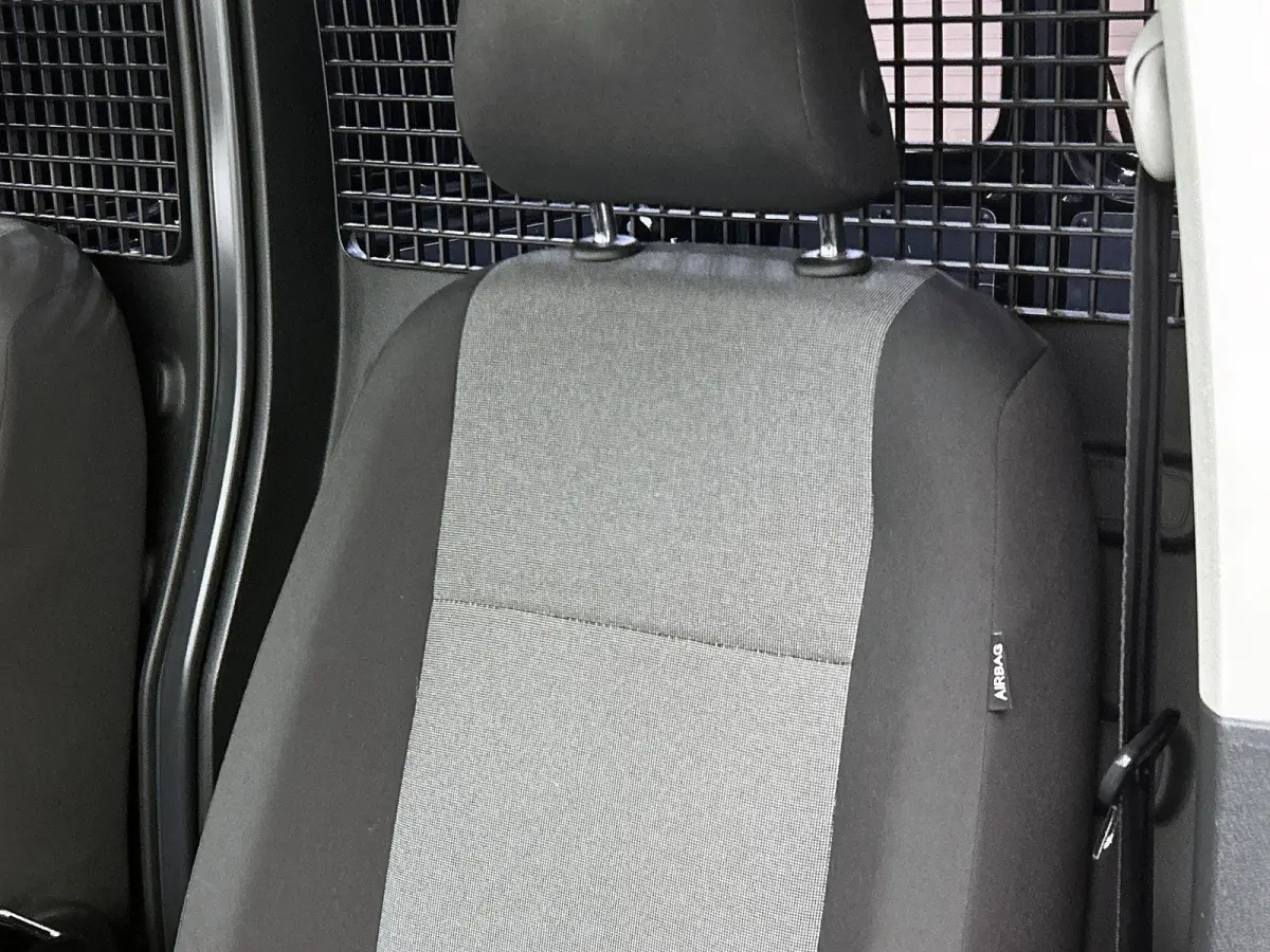 2.0 TDI L1H1 C-Edition 102PK | Automaat | Airco | Multifunctioneel stuurwiel | DAB+ | Navigatie | Parkeersensoren achter | Voorruitverwarming | Achterruitverwarming | Parkeersensoren achter 