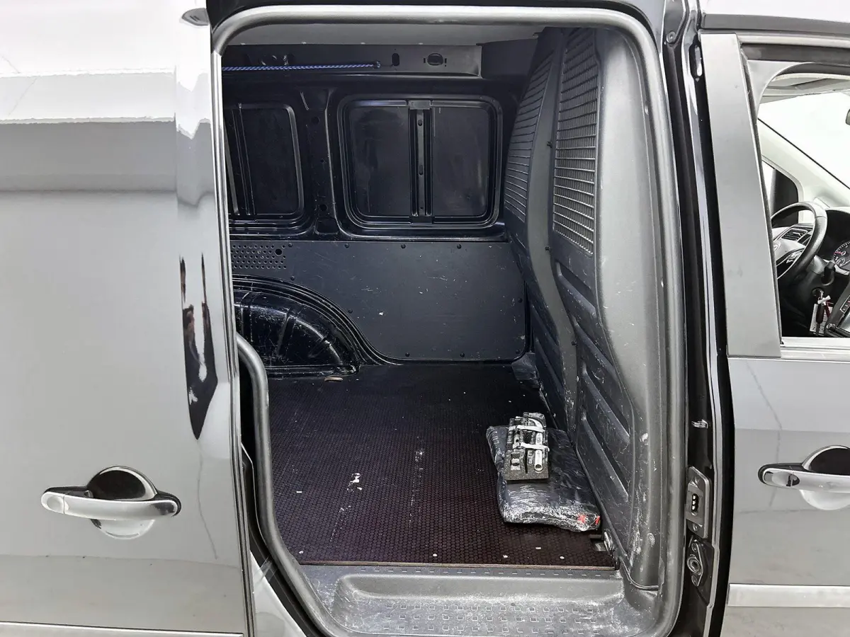 2.0 TDI L1H1 C-Edition 102PK | Automaat | Airco | Multifunctioneel stuurwiel | DAB+ | Navigatie | Parkeersensoren achter | Voorruitverwarming | Achterruitverwarming | Parkeersensoren achter 