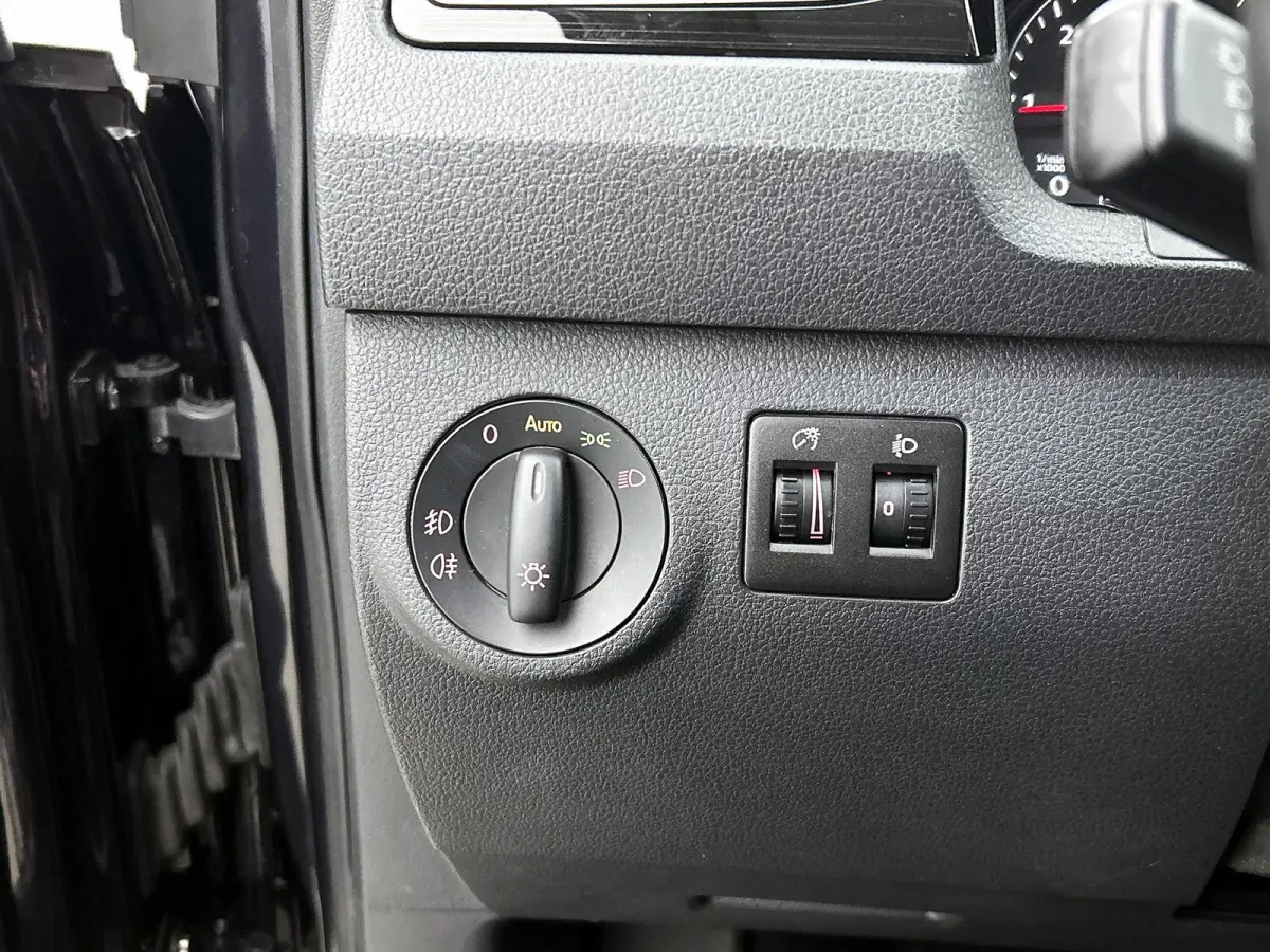 2.0 TDI L1H1 C-Edition 102PK | Automaat | Airco | Multifunctioneel stuurwiel | DAB+ | Navigatie | Parkeersensoren achter | Voorruitverwarming | Achterruitverwarming | Parkeersensoren achter 
